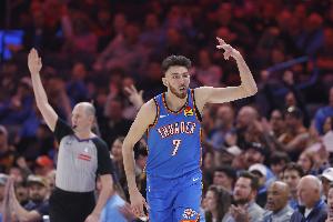 PG-轻伤不下火线！切特一度腰部不适 全场14中7拿到18分10板