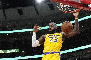 PG模拟器-以身作则！詹姆斯上半场13中6得14分1板4助2断 两次造进攻犯规