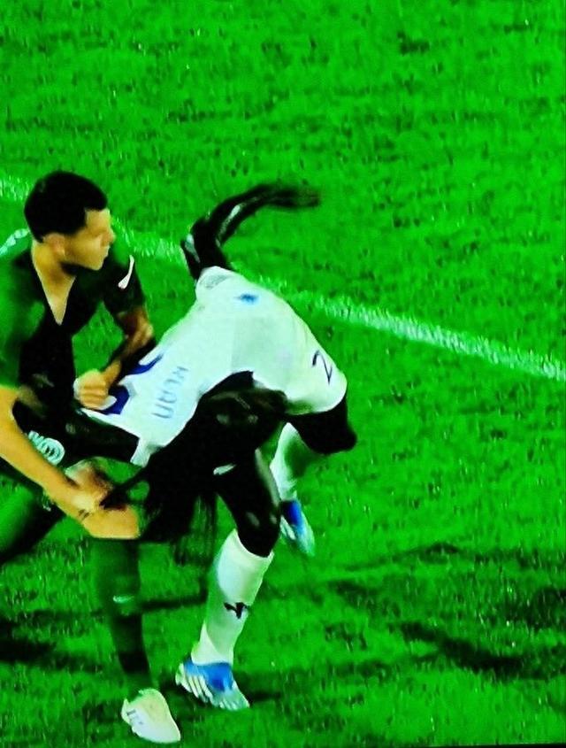 小基恩欧协联被扯头发后肘击对手染红，对方球员未受处罚