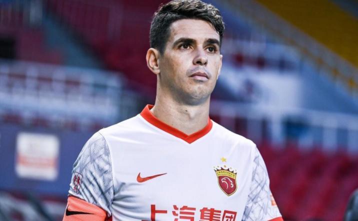 PG模拟器-奥斯卡意外亮相上港冬训！直接跟穆斯卡特合影留念，队友点赞欢迎